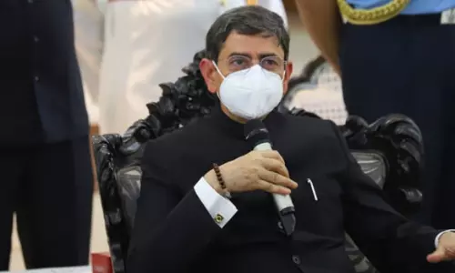 குல்லாவும், பர்தாவும் அணிவித்தால் ஏற்பாரா?: ஆளுநருக்கு சபாநாயகர் கேள்வி