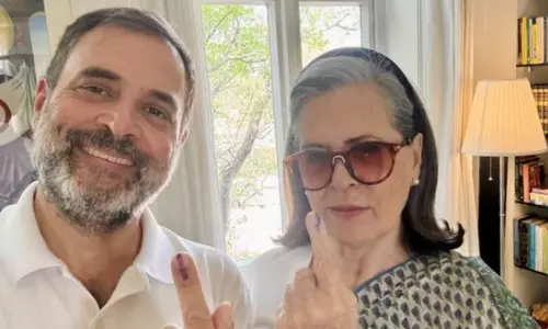 6 ஆம் கட்ட தேர்தல் :  வாக்களித்த பின் செல்ஃபி எடுத்த ராகுல் காந்தி- சோனியா காந்தி