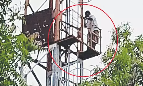 செல்போன் டவரில் ஏறி விவசாயி திடீர் போராட்டம்