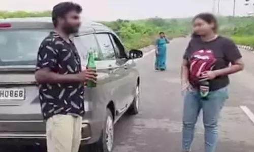 காதலனுடன் மது குடித்து நடுரோட்டில் இளம்பெண் ரகளை