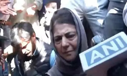 பூத் ஏஜென்ட்களை காவல் நிலையத்தில் அடைத்துள்ளனர்: மெகபூபா முப்தி சாலை மறியலில் ஈடுபட்டதால் பரபரப்பு