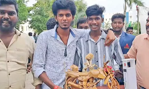 ஏழை கல்லூரி மாணவருக்கு பைக் வாங்கி கொடுத்து உதவிய பாலாவுக்கு பொம்மை பரிசாக வழங்கிய மாணவர்
