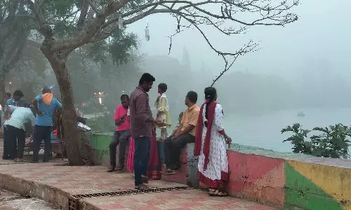 ஏற்காடு கோடைவிழா- பனிமூட்டத்தை கண்டு ரசித்த சுற்றுலா பயணிகள்