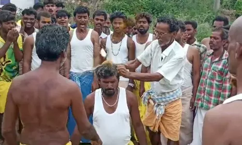 அகோர வீரபத்திர கோவிலில் பக்தர்களின் தலையில் தேங்காய் உடைத்து விநோத வழிபாடு