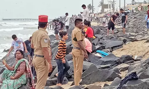 புதுச்சேரி கடற்கரையில் அதிகாலையில் குவிந்த சுற்றுலா பயணிகள்