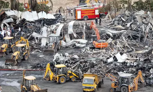 குஜராத் தீ விபத்து: எந்த அனுமதியும் இல்லாமல் இயங்கிய விளையாட்டு வளாகம்- விசாரணையில் அம்பலம்