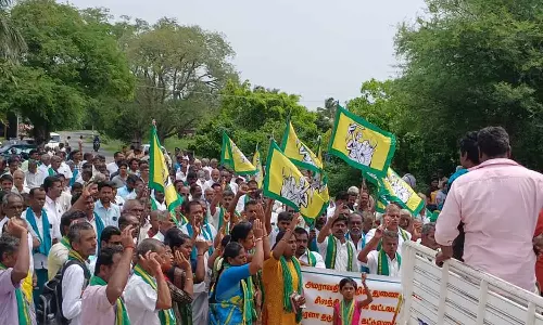 உடுமலை சின்னாறு சோதனைச்சாவடியை முற்றுகையிட்டு விவசாயிகள் போராட்டம்