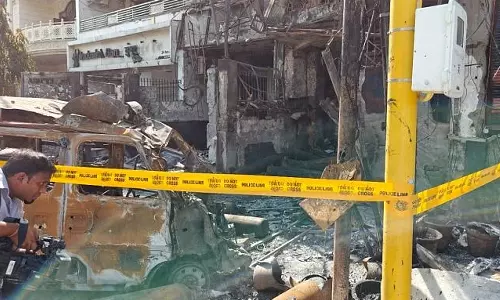 தகுதியில்லா மருத்துவர்களை கொண்டு இயங்கி வந்த மருத்துவமனை- டெல்லி தீ விபத்து விவகாரத்தில் அதிர்ச்சி தகவல்