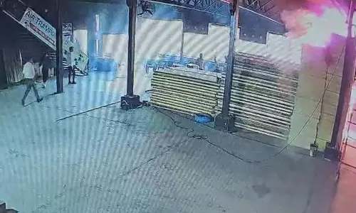 வெல்டிங் தீப்பொறியால் பறிப்போன உயிர்கள்? வைரலாகும் குஜராத் தீ விபத்து வீடியோ