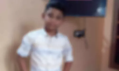 ஒகேனக்கல் அருகே விளையாடிக் கொண்டிருந்த போது பாறை விழுந்து சிறுவன் பலி