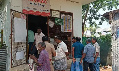 டாஸ்மாக் கடையின் பூட்டை உடைத்து பணம், மது பாட்டில்கள் கொள்ளை
