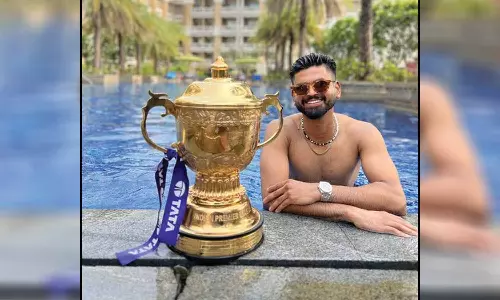 எங்க போனாலும் எடுத்துட்டு போவேன் - ஐ.பி.எல். கோப்பையுடன் ஸ்ரேயஸ் அய்யர்