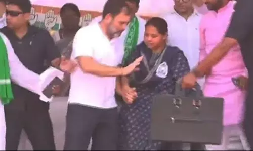 லேசாக கீழே இறங்கிய பிரசார மேடை: பதற்றப்படாமல் சமாளித்த ராகுல் காந்தி