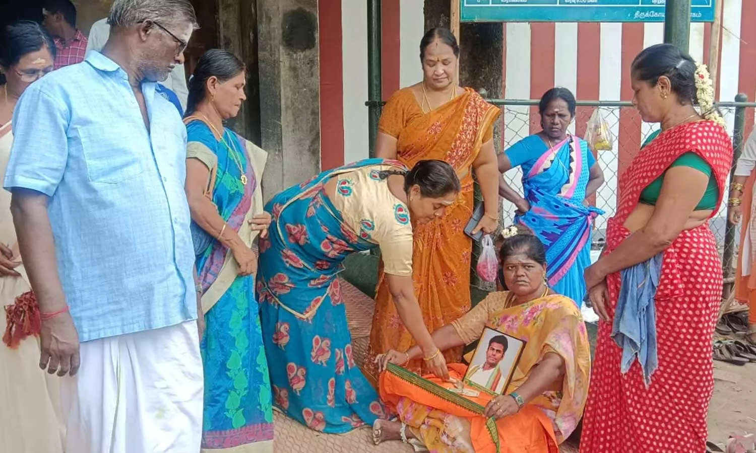 மோடி மீண்டும் பிரதமராக வேண்டி பக்தர்களிடம் மடிப்பிச்சை ஏந்தி பா.ஜ.க. பெண் நிர்வாகி நேர்த்திக்கடன் மோடி மீண்டும் பிரதமராக வேண்டி பக்தர்களிடம் மடிப்பிச்சை ஏந்தி பா.ஜ.க. பெண் நிர்வாகி நேர்த்திக்கடன்