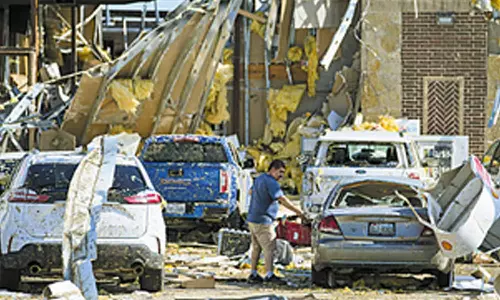 அமெரிக்காவை பந்தாடிய புயல்: குழந்தைகள் உள்பட 18 பேர் பலி- 100 பேர் படுகாயம்