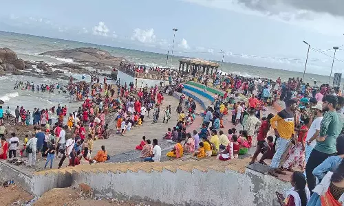 கன்னியாகுமரியில் சுற்றுலா பயணிகள் கூட்டம் அலைமோதியது