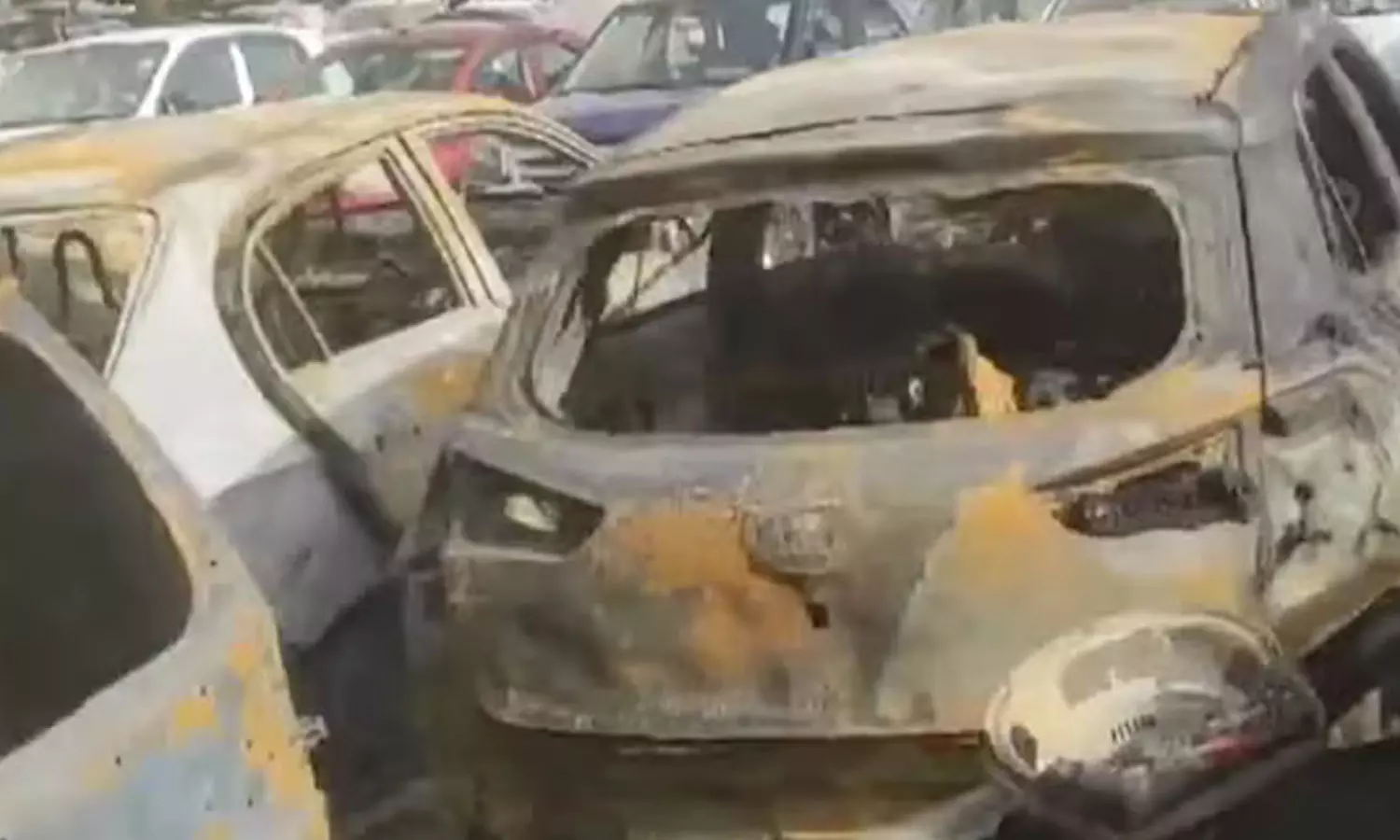 டெல்லியில் பயங்கர தீ விபத்து: 17 கார்கள் எரிந்து சாம்பல்