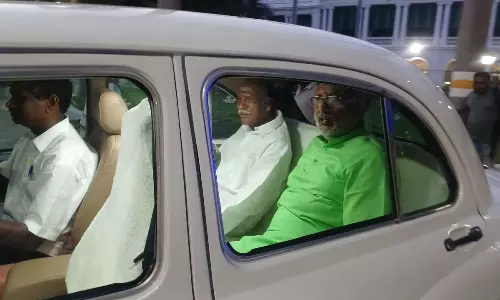 புதுப்பிக்கப்பட்ட ராசியான பழைய காரில் கவர்னருடன் புதுச்சேரியில் வலம் வந்த முதல்-அமைச்சர் ரங்கசாமி