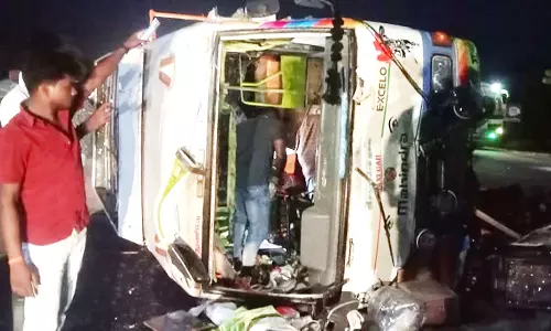 உளுந்தூர்பேட்டை அருகே தடுப்பு கட்டையில் மோதி வேன் கவிழ்ந்ததில் 6 பேர் படுகாயம்