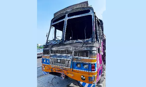 சாத்தூர் அருகே 4 வழிச்சாலையில் தீப்பிடித்து எரிந்த லாரி- சிமெண்ட் மூட்டைகள் சேதம்