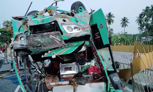 கிருஷ்ணகிரி அருகே மினி பஸ் கவிழ்ந்து விபத்து- 22 பேர் காயம்