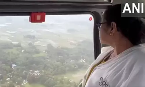 ரீமால் புயல் பாதிப்பு- ஹெலிகாப்டரில் ஆய்வு மேற்கொண்ட மம்தா பானர்ஜி