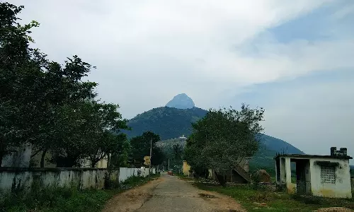 வாலி வாலால் கட்டி இழுத்ததால் சாய்ந்த நிலையில் இருக்கும் வாலீஸ்வரர்