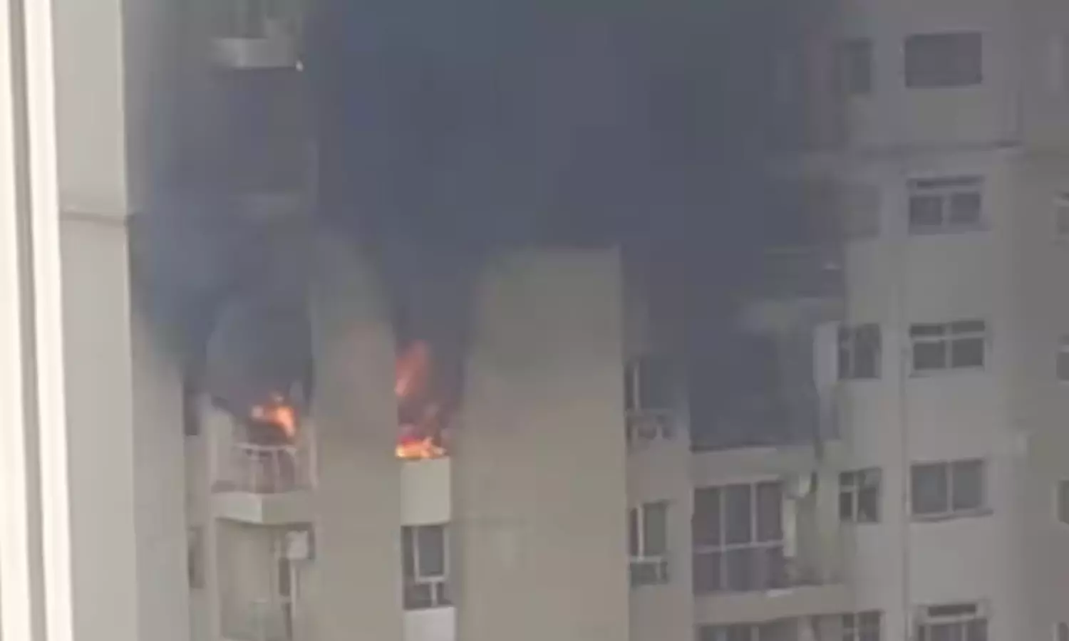 நொய்டாவில் அடுக்குமாடி குடியிருப்பில் தீவிபத்து