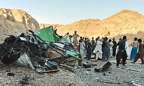 பாகிஸ்தானில் பள்ளத்தாக்கில் பஸ் பாய்ந்து 28 பேர் உயிரிழப்பு