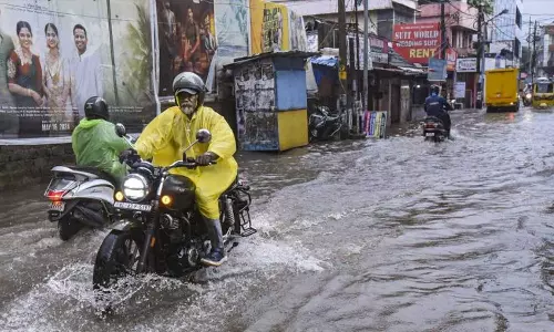 கேரளாவில் தென்மேற்கு பருவமழை தொடங்கியது- 12 மாவட்டங்களுக்கு மஞ்சள் எச்சரிக்கை