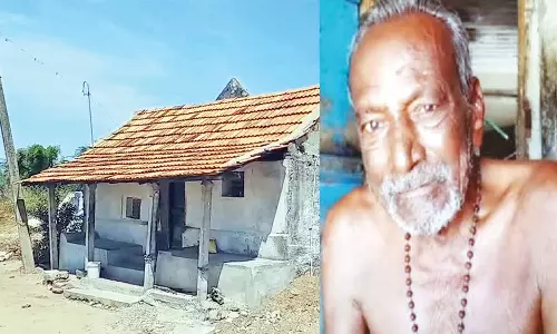 கிராமத்தில் வாழ்ந்த கடைசி  முதியவரும் உயிரிழந்தார்- அடக்கம் செய்ய ஊர் திரும்பிய மக்கள்