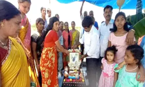 வீட்டில் செல்லமாக வளர்த்த நாய்க்கு இறுதி சடங்கு