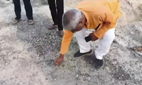 பேனாவால் கீறி தார்ச்சாலையின் தரத்தை ஆய்வுசெய்த எம்.எல்.ஏ.