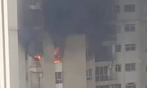 நொய்டாவில் அடுக்குமாடி குடியிருப்பில் தீவிபத்து