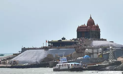 விவேகானந்தர் மண்டபத்திற்கு செல்ல சுற்றுலா பயணிகளுக்கு தடை: சாலைகள் வெறிச்சோடின