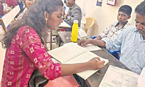தடைகளை கடந்து பல்கலைக்கழக கல்லூரியில் பொருளாதாரம் படிக்க முன்னேறிய திருநங்கை
