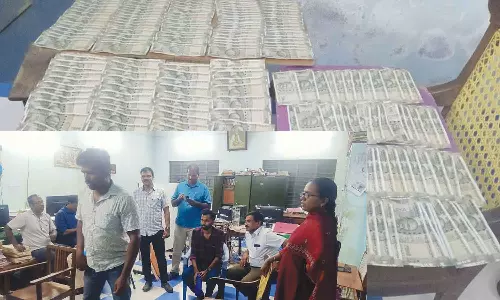 லஞ்ச ஒழிப்பு சோதனை: கொட்டாரம் சார்பதிவாளர்-அலுவலக உதவியாளர் மீது வழக்குப்பதிவு