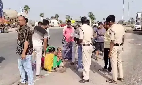 நடுரோட்டில் தந்தை உடல் அருகே அழுது துடித்த 2 வயது சிறுவன்