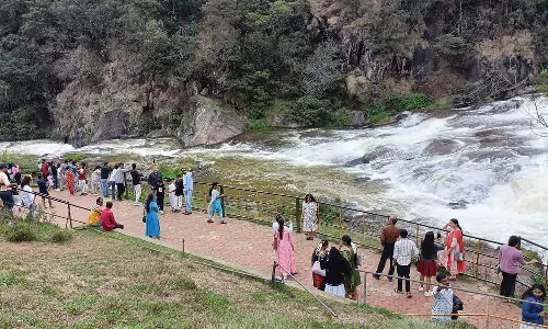 ஊட்டி பைக்காரா நீர்வீழ்ச்சியில் கடும் வெள்ளப்பெருக்கு