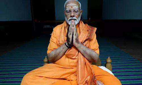 காவி உடை - ருத்ராட்சம் - துறவி கோலம் - சூரிய வழிபாட்டுடன் தியானத்தை தொடங்கிய மோடி