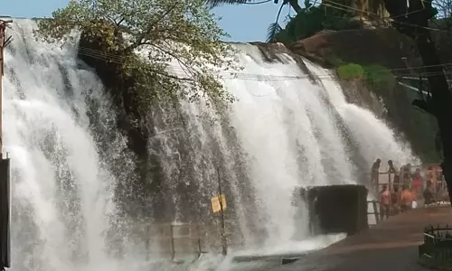 திற்பரப்பு அருவியில் சுற்றுலா பயணிகள் கூட்டம் அதிகரிப்பு