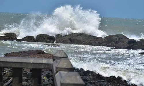 கன்னியாகுமரியில் கடல் சீற்றம்- பல அடி உயரத்திற்கு அலைகள் எழும்பின