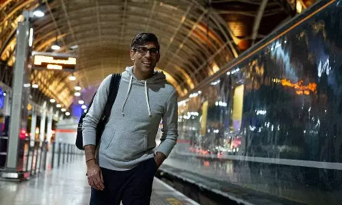 தேர்தல் பிரசாரத்தில் கவனம் பெற்ற ரிஷி சுனக்கின் முதுகு பை