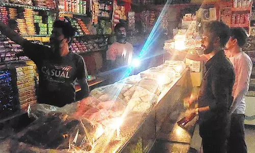 திருவள்ளூரில் இரவு முழுவதும் மின்தடையால் தவித்த மக்கள்