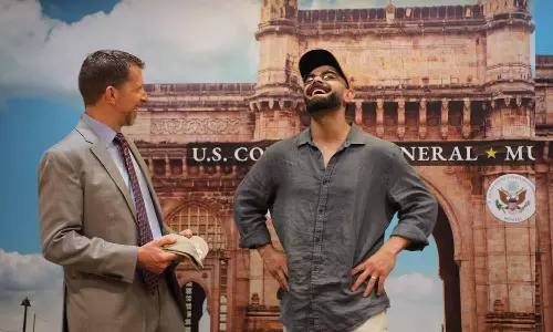 விராட் கோலியை வாழ்த்தி வழியனுப்பிய அமெரிக்க துணைத் தூதரக அதிகாரி