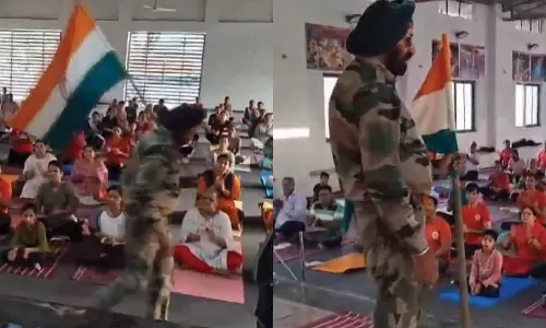 கையில் தேசிய கொடியுடன் மேடையில் உயிர்விட்ட முதியவர் - வைரல் வீடியோ