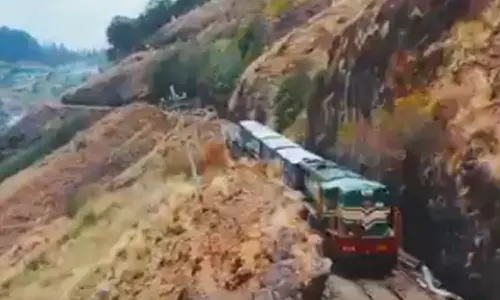 மலைகளுக்கு நடுவே கம்பீரமாக கடந்து செல்லும் நீலகிரி மலை ரெயில்- வீடியோ வைரல்