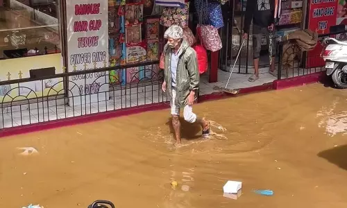ஊட்டியில் கொட்டி தீர்த்த கனமழை: வீடுகளுக்குள் புகுந்த வெள்ளம்