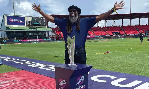 டி20 உலகக் கோப்பையுடன் கிரிஸ் கெயில் - மாஸ் போட்டோ வெளியிட்ட ஐ.சி.சி.