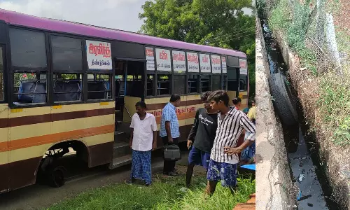 கரகாட்டக்காரன் பட பாணியில் அரசு பஸ்சின் முன்பக்க டயர் கழன்று ஓடியதால் பரபரப்பு